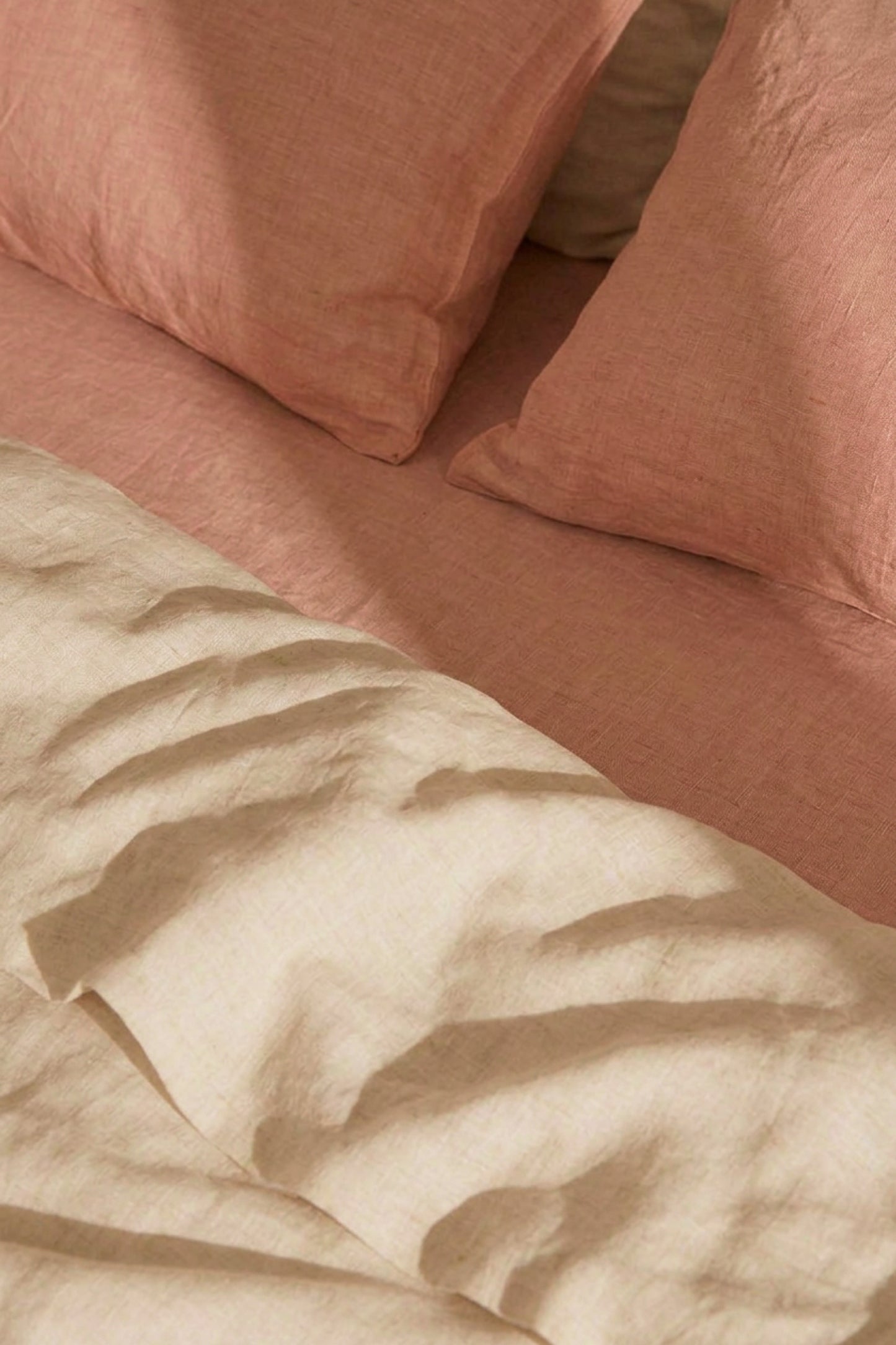 Linen fitted sheet in Coral Pink