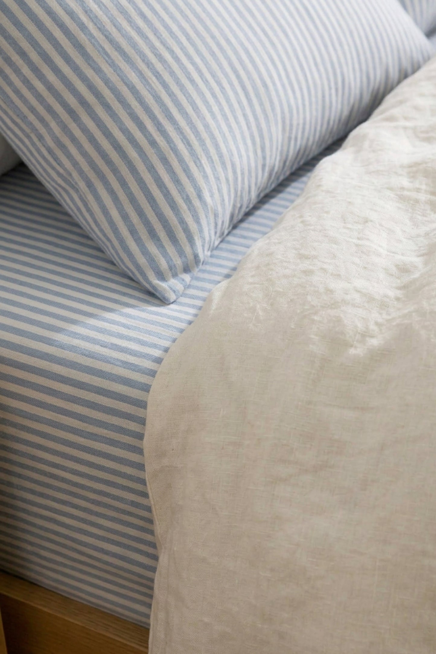 Linen fitted sheet in Blue Striped
